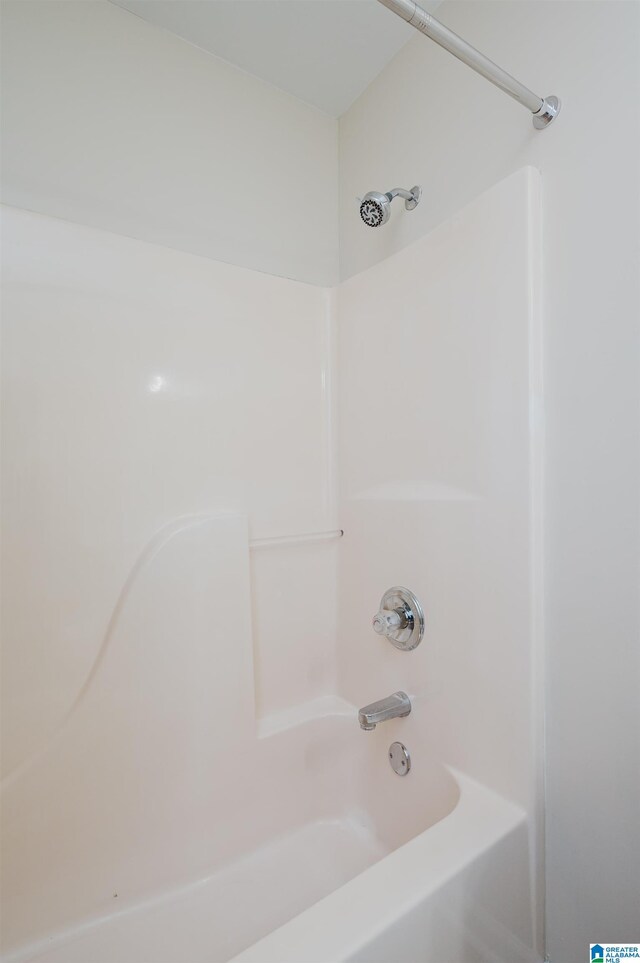 bathroom with tub / shower combination