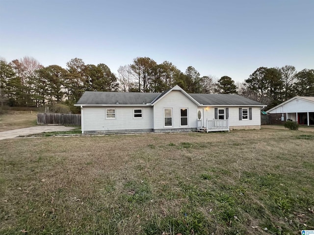 view of front facade featuring a front lawn