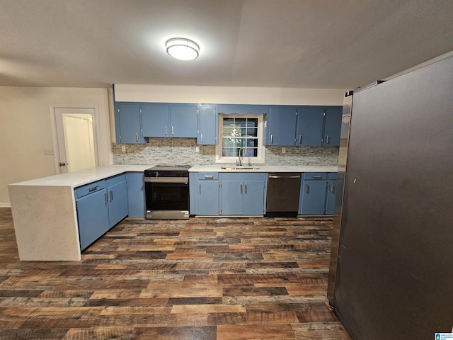 kitchen featuring sink, kitchen peninsula, blue cabinetry, and appliances with stainless steel finishes