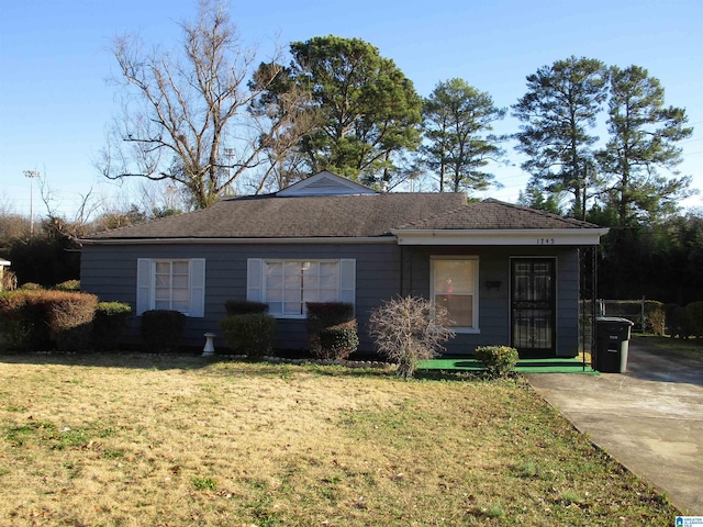 single story home with a front yard