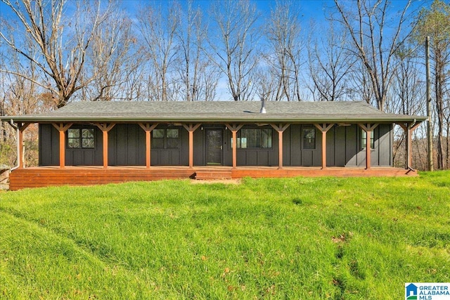 view of front of property with a front yard