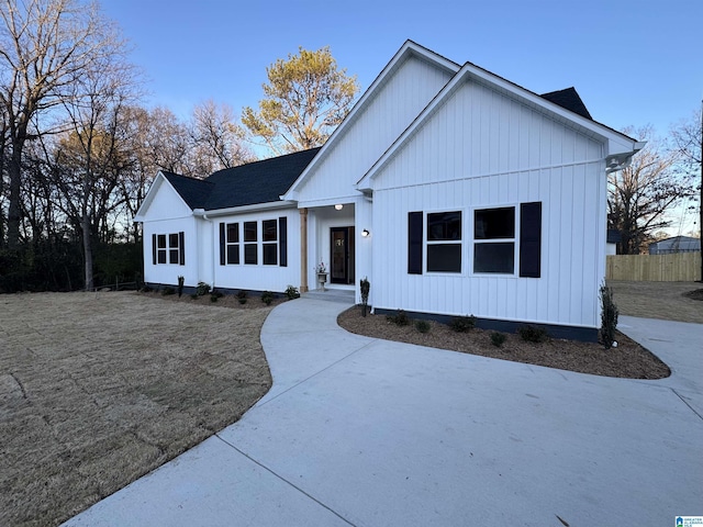 view of modern farmhouse style home