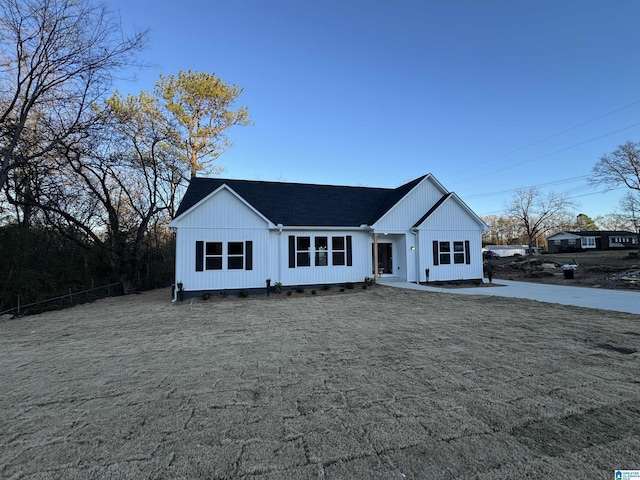 modern farmhouse style home with a front lawn