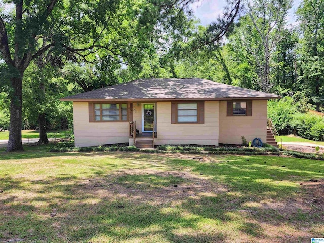 single story home with a front yard