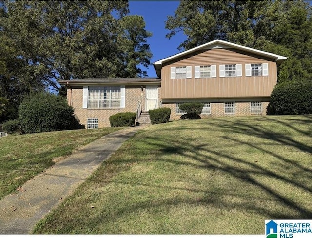 split level home featuring a front yard