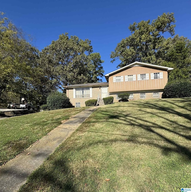 view of front facade with a front lawn