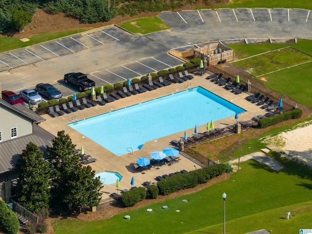 view of swimming pool