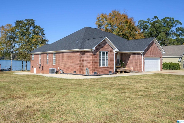 view of front facade featuring a front yard, a garage, and cooling unit