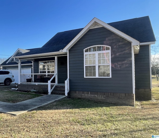 view of front of house with covered porch and a front lawn