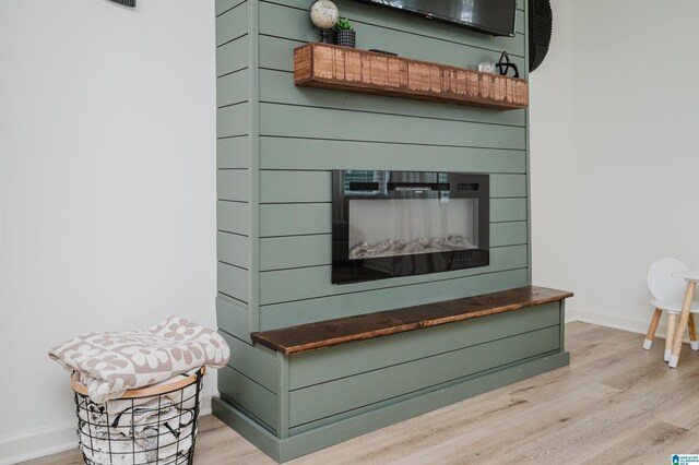 interior details with hardwood / wood-style floors