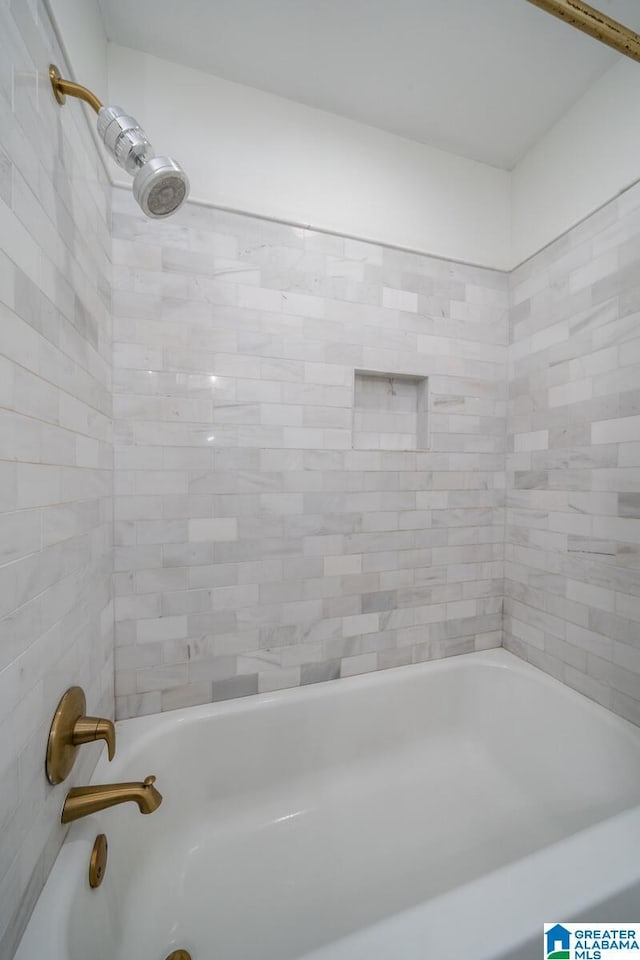 bathroom featuring tiled shower / bath