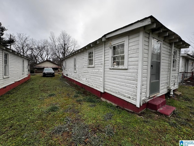 view of side of property featuring a lawn