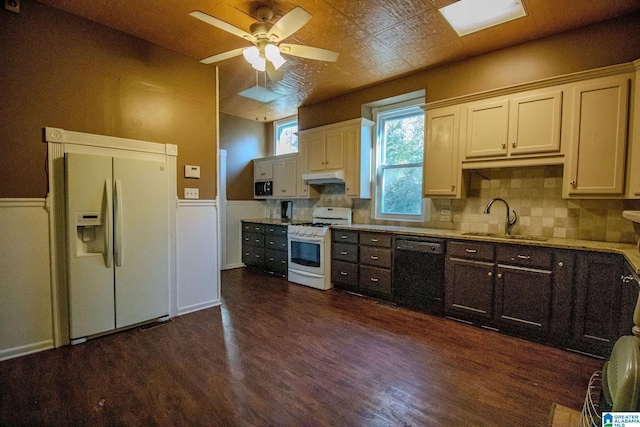 kitchen featuring ceiling fan, sink, dark hardwood / wood-style floors, white appliances, and decorative backsplash