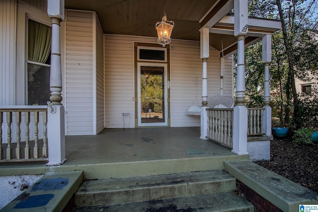 property entrance featuring a porch