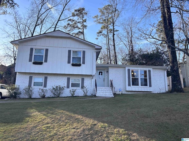 split level home featuring a front yard