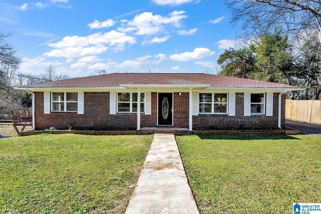 ranch-style house featuring a front yard