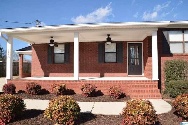 view of front facade featuring ceiling fan and a porch