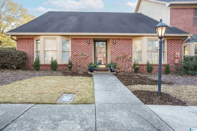 view of front of home featuring a front lawn