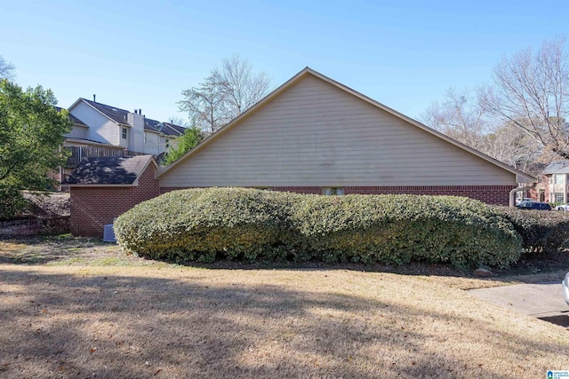 view of side of property featuring a lawn