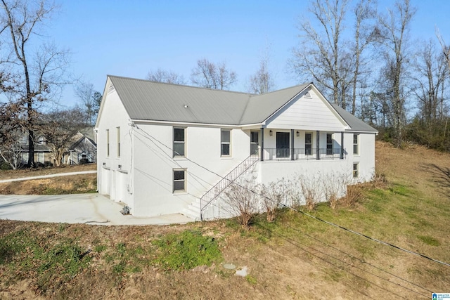 view of front facade with covered porch