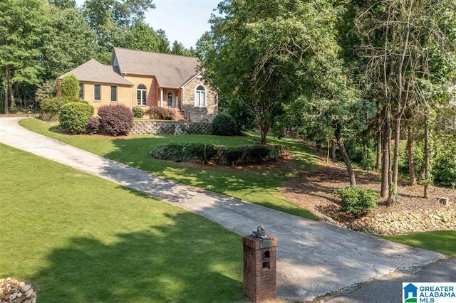 view of front of home featuring a front yard