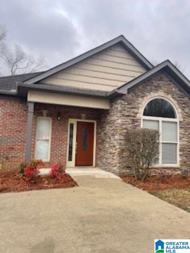 view of front of property featuring a porch