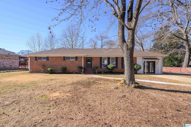 ranch-style house featuring a front lawn