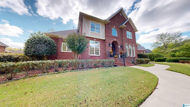 view of front facade featuring a front yard