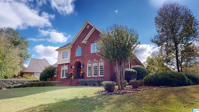 view of front of home featuring a front lawn