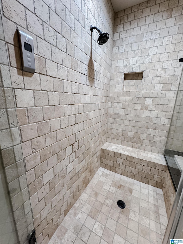 bathroom featuring a tile shower