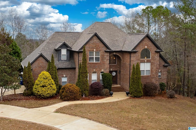 view of front of house featuring a front lawn