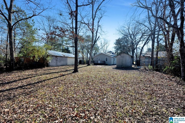 view of yard featuring a shed