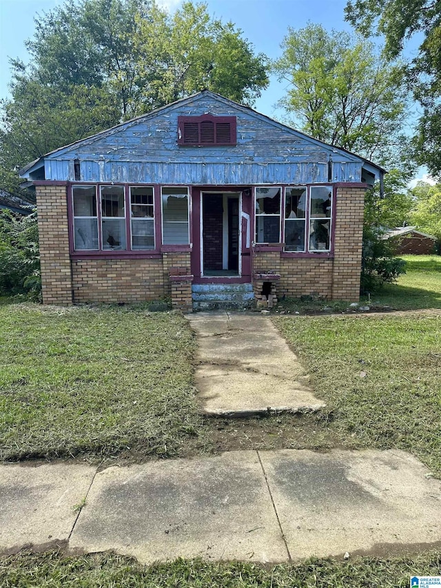 bungalow-style house with a front yard