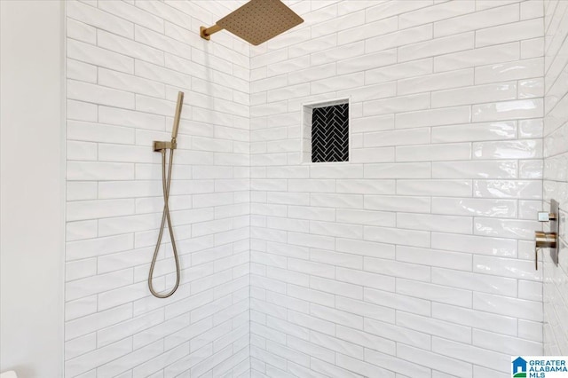 bathroom featuring a tile shower