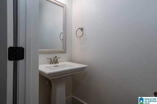 bathroom featuring sink