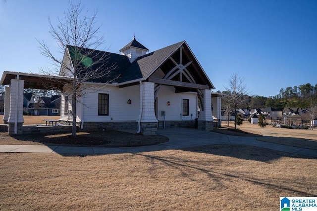 view of front facade with a front lawn