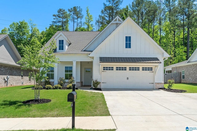 view of front facade featuring a front lawn