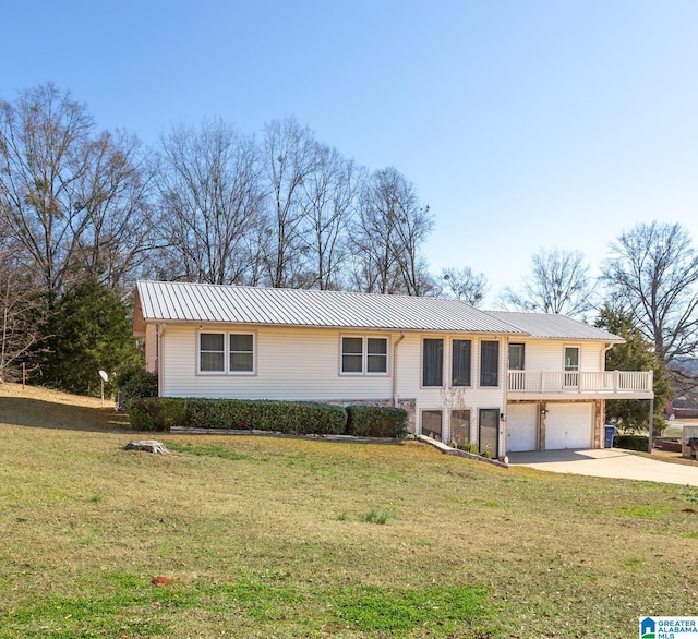 view of front of house featuring a garage and a front yard