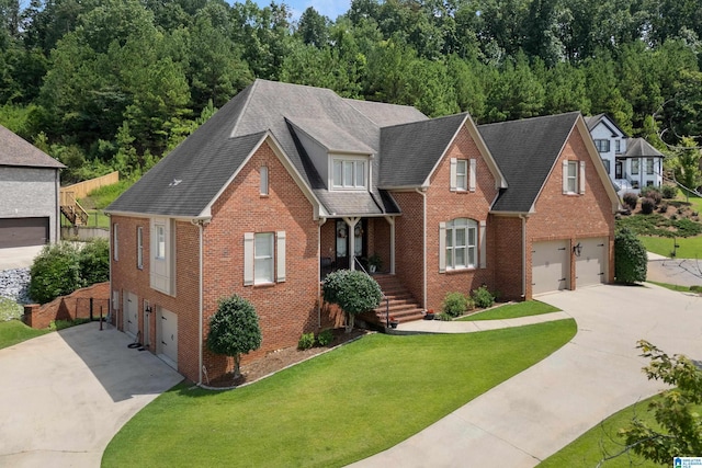 view of front facade featuring a front yard