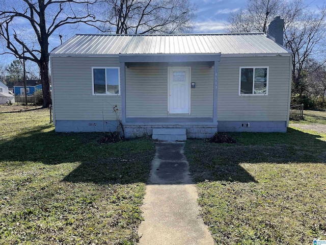 view of front of property featuring a front lawn