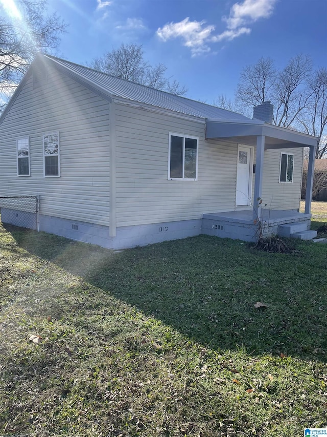 manufactured / mobile home with a front yard