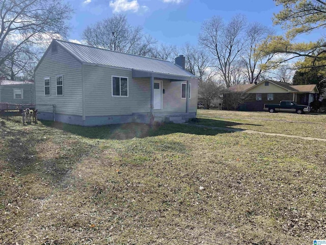 view of front facade with a front yard