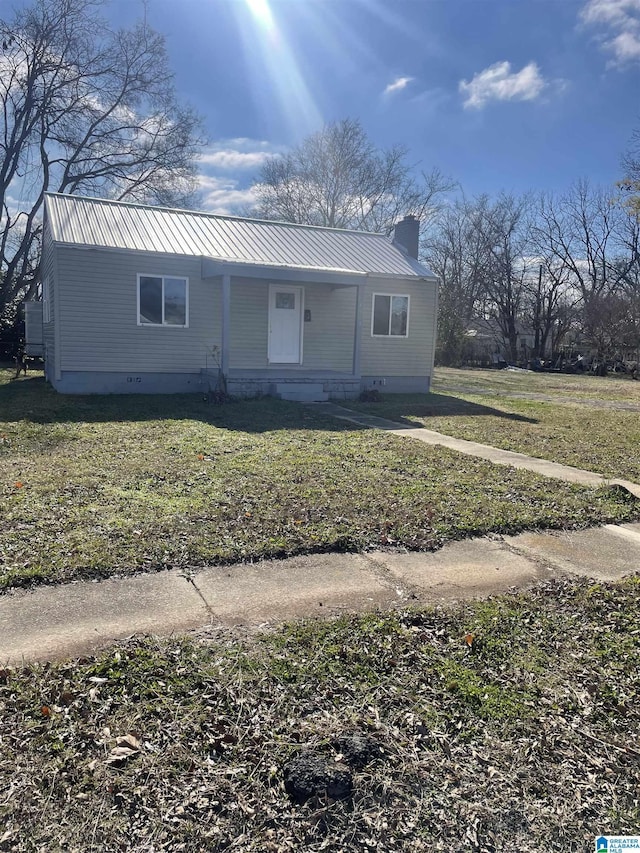 view of front of house featuring a front lawn