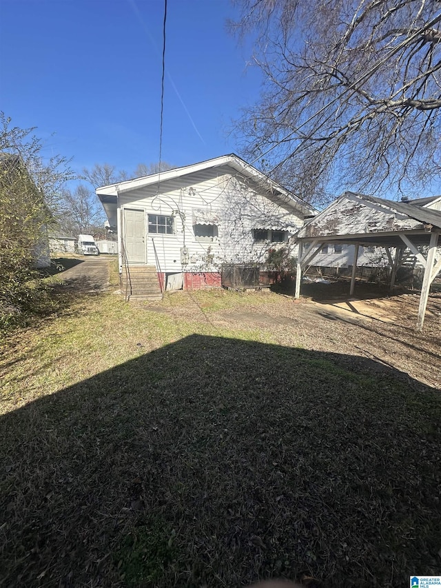 back of house featuring a lawn