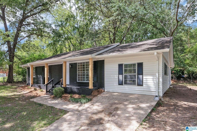 single story home with covered porch