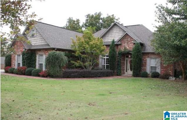 craftsman-style house featuring a front yard