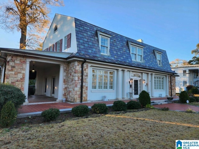 view of front of home featuring a front yard