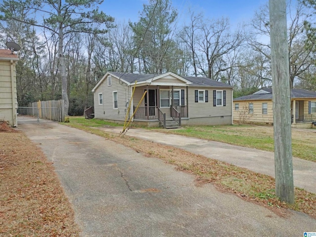 view of front facade featuring a porch and a front yard