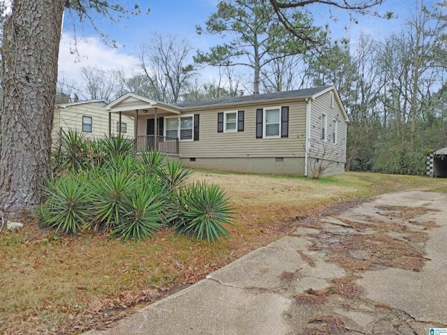 view of front of home featuring a porch and a front yard