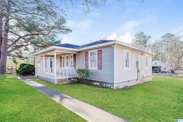 view of front of home featuring a porch and a front yard